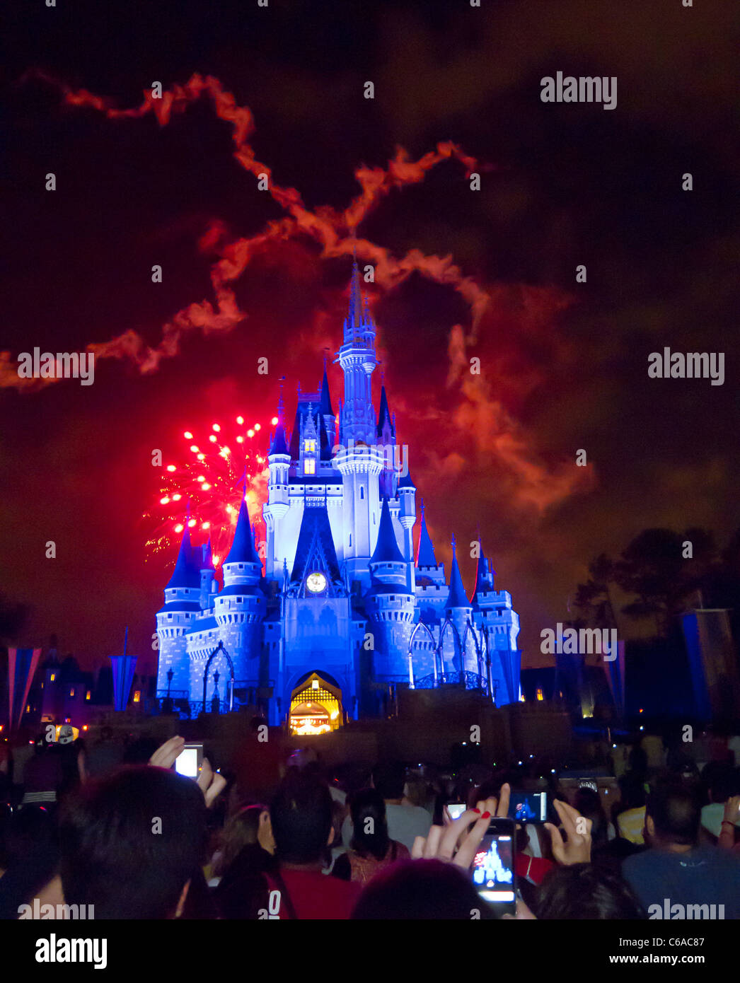 Fuochi d'artificio esplodere oltre a Cenerentola del castello e il Regno Magico di Disney World, FL, mentre la luce mostra riproduce attraverso mura del castello Foto Stock