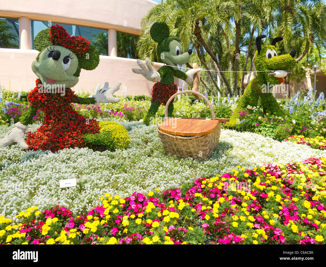 Minnie e Micky Mouse e Plutone, topiaries a Epcot, Disney World, Florida, Stati Uniti d'America. Foto Stock