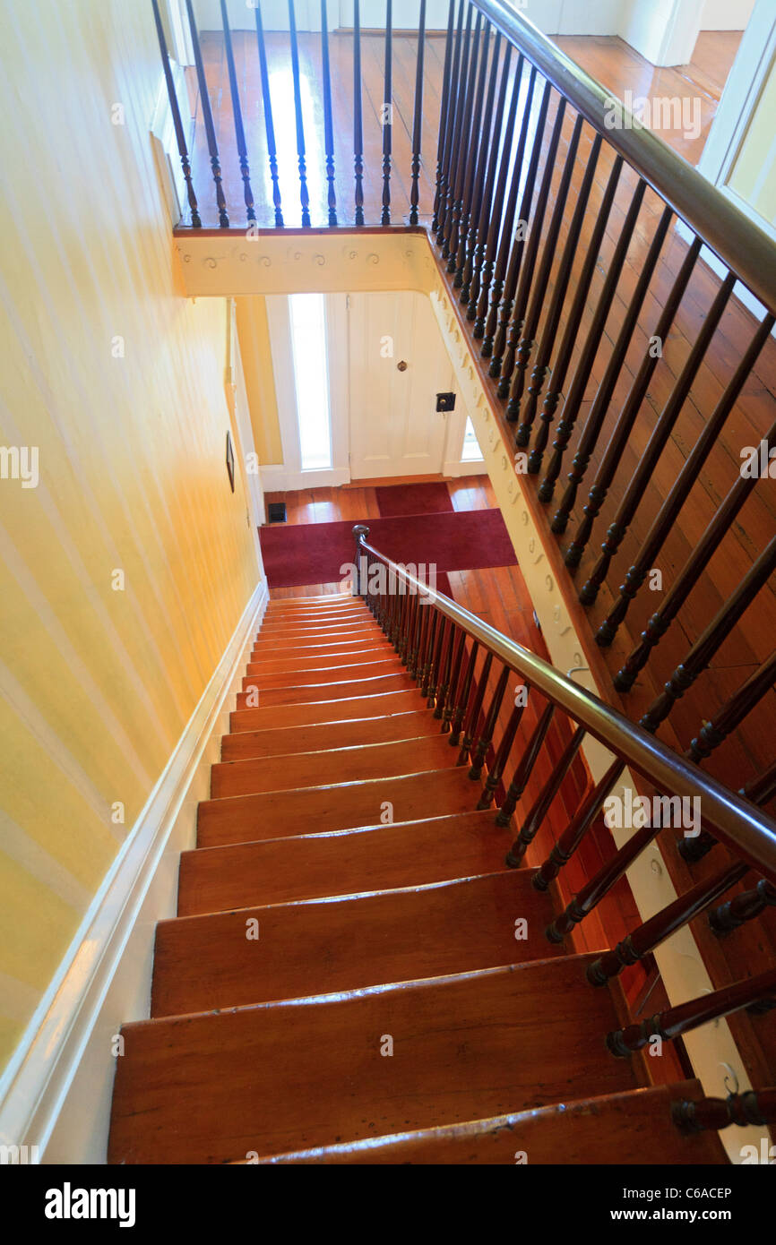 Una scalinata che conduce dal secondo piano al Orman House, una storica residenza del sud che è ora un parco statale, Apalachicola, FL Foto Stock