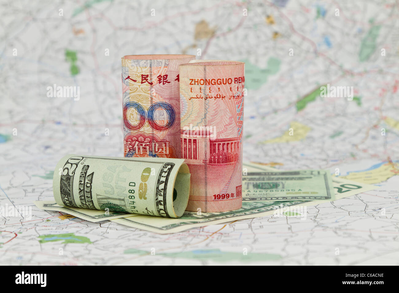 Yuan Cinese valuta permanente sulla mappa e moneta americana. Foto Stock