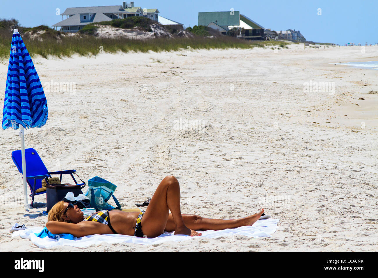 La donna gode del " zucchero " spiaggia di sabbia a San Giuseppe Penisola del Parco Statale di Cape San Blas nella Panhandle della Florida, Stati Uniti d'America Foto Stock