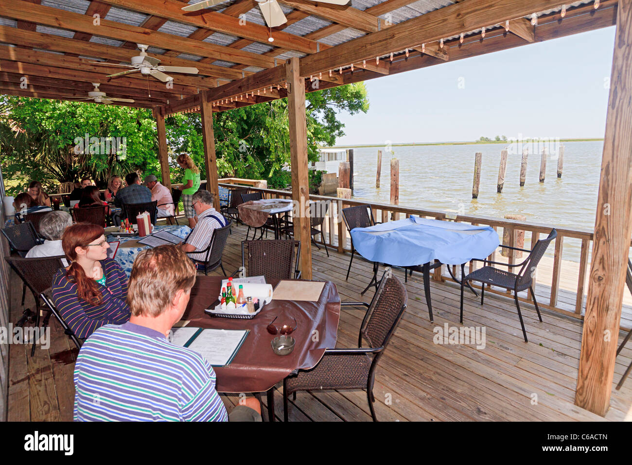 Boss Oyster e rustico ristorante con aria aperta tavoli su una terrazza che si affaccia sul fiume Apalachicola Foto Stock