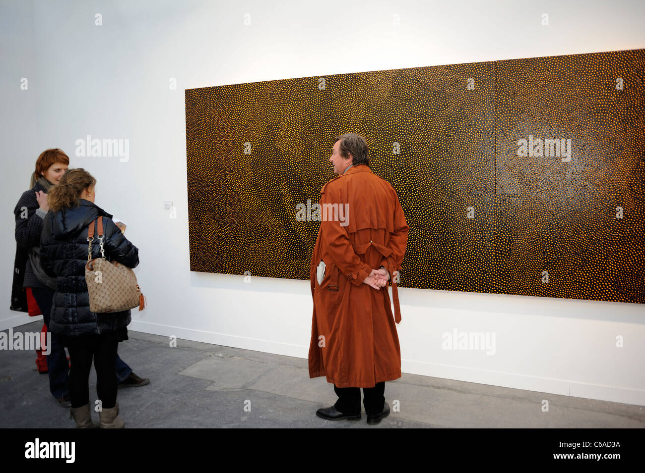 Parigi, Francia, Caucasica, persone che guardano un dipinto di Yahoo KUSAMA alla FIAC 2010 Foto Stock
