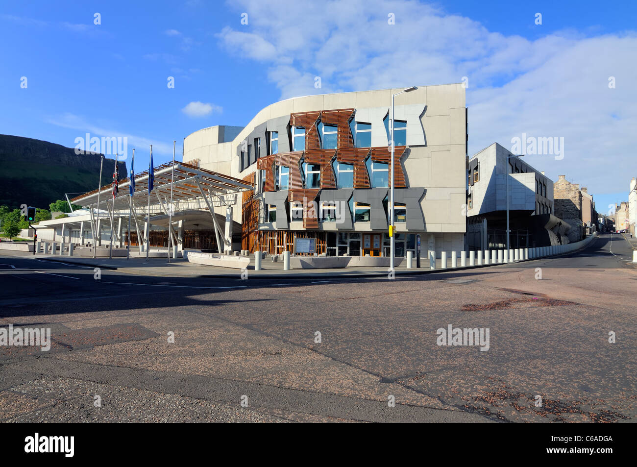 Edificio del Parlamento scozzese ingresso anteriore con una vista Torna alla città di Edimburgo in Scozia Foto Stock