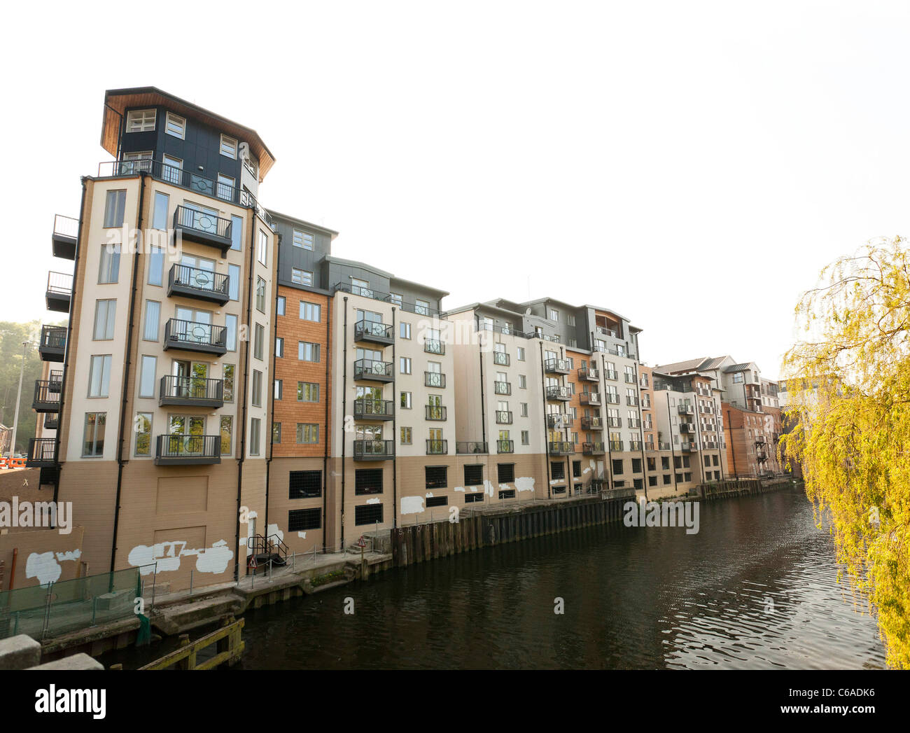 Appartamenti di lusso lungo il fiume Wensum in Norwich Foto Stock