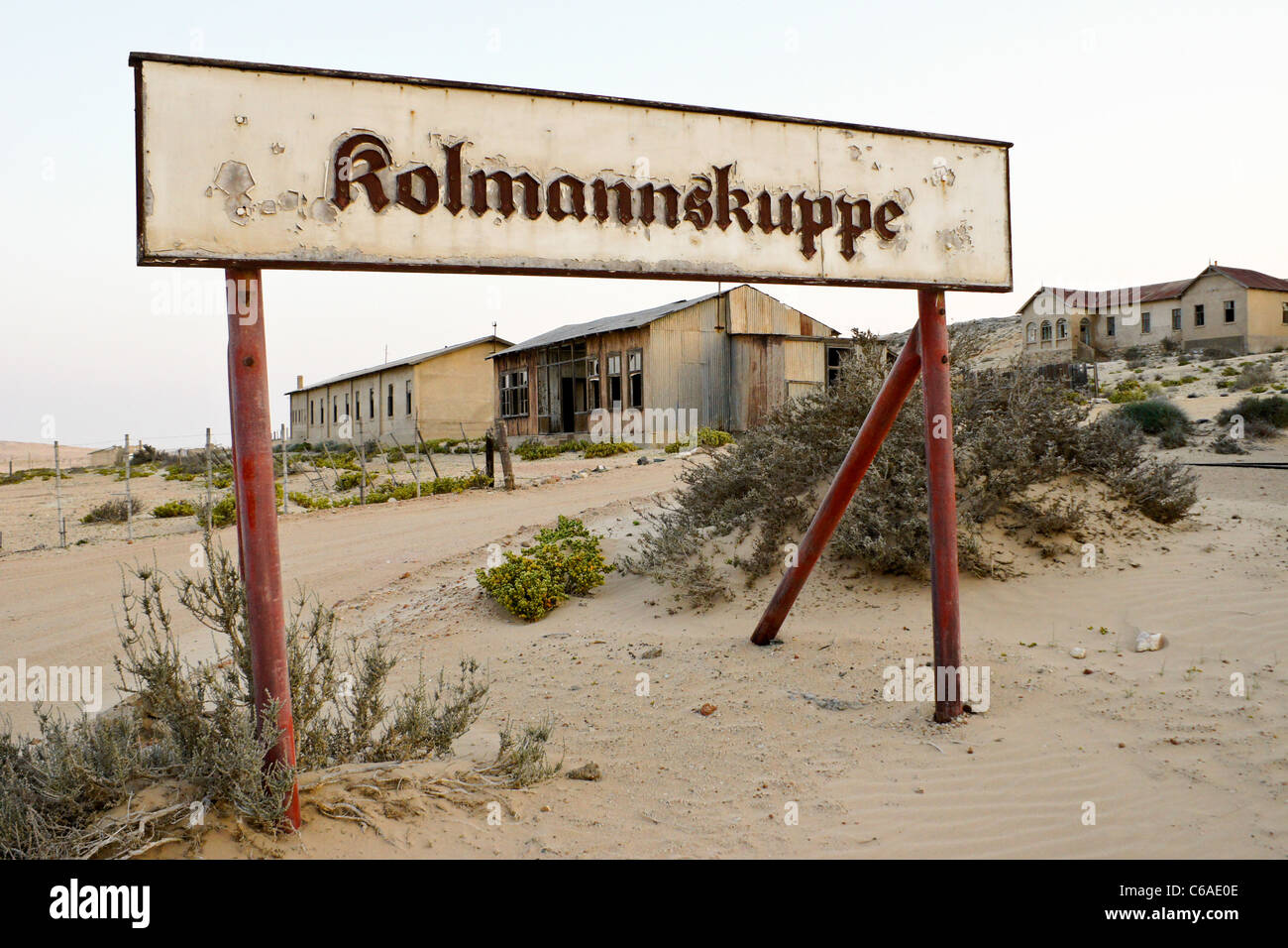 Abbandonato il diamante città mineraria di Kolmanskop (Kolmannskuppe), Namibia Foto Stock