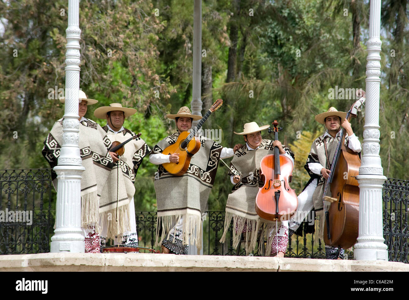 Un musicista nel tradizionale abito messicano presso il park in Morelia, Messico Foto Stock