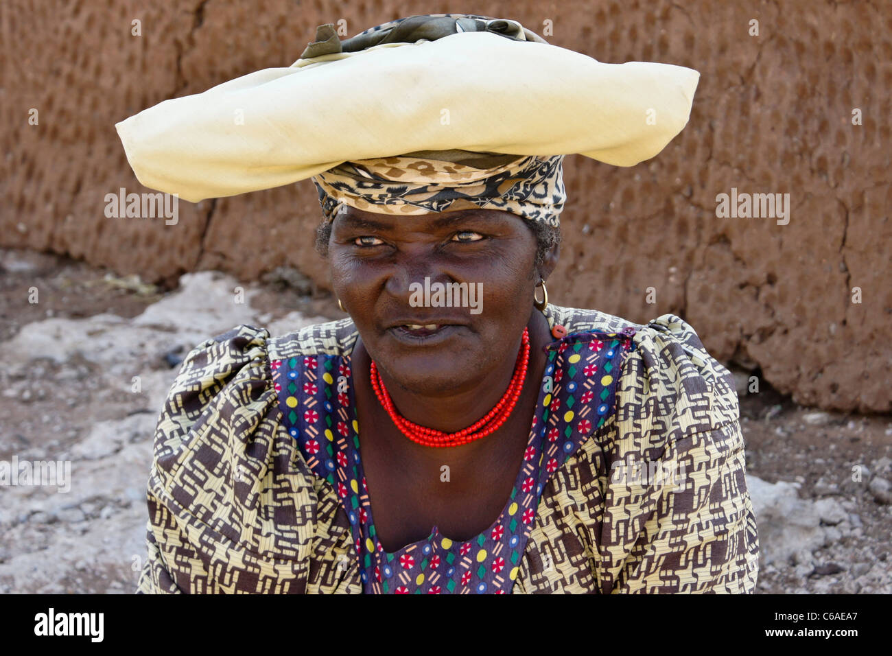 Herero donna in abito tradizionale, Damaraland, Namibia Foto Stock