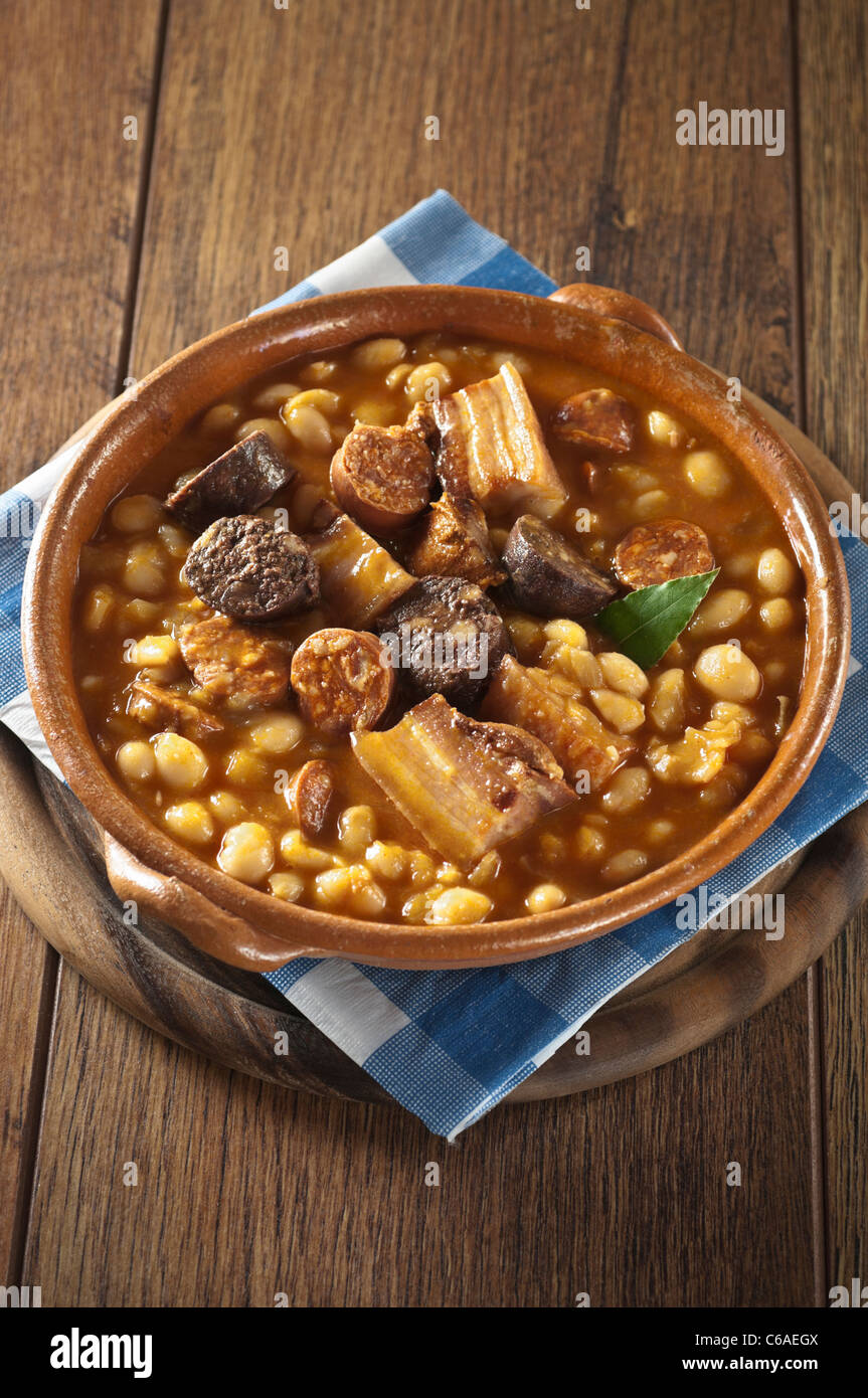 Fabada Asturiana. Lo spagnolo la carne di maiale e lo stufato di fagioli. Foto Stock