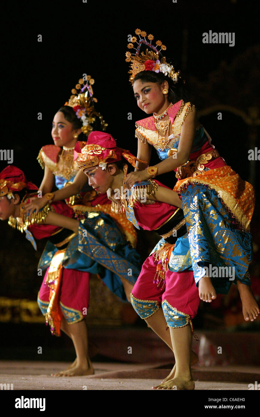 Gamelan ballerini eseguono durante il Bali Arts Festival. Foto Stock