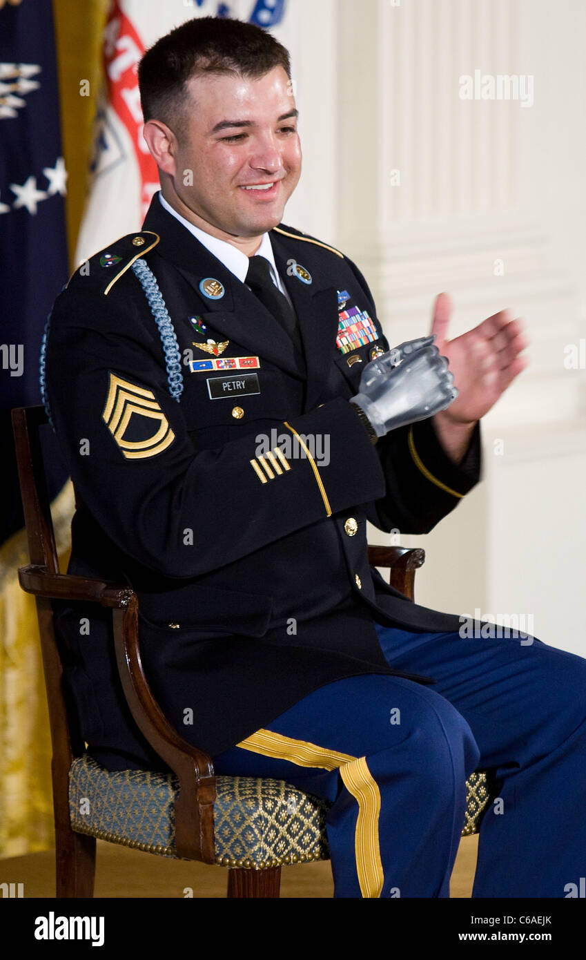 Il presidente Barack Obama awards medaglia d'onore al Sergente di prima classe Leroy Petry. Foto Stock