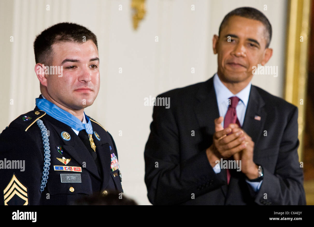 Il presidente Barack Obama awards medaglia d'onore al Sergente di prima classe Leroy Petry. Foto Stock
