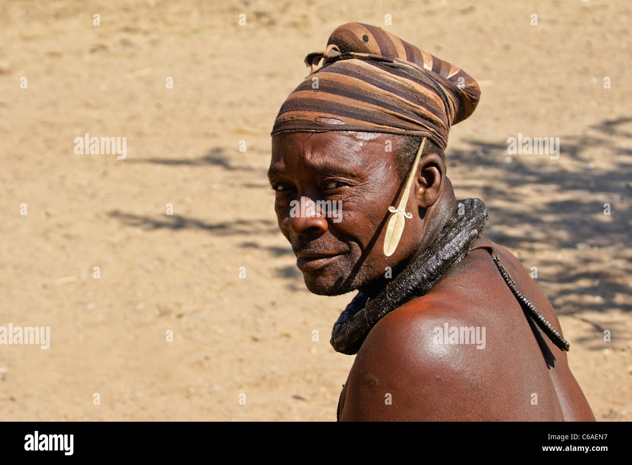 Capo Himba (clan leader) nel villaggio nei pressi di Opuwo, Namibia Foto Stock