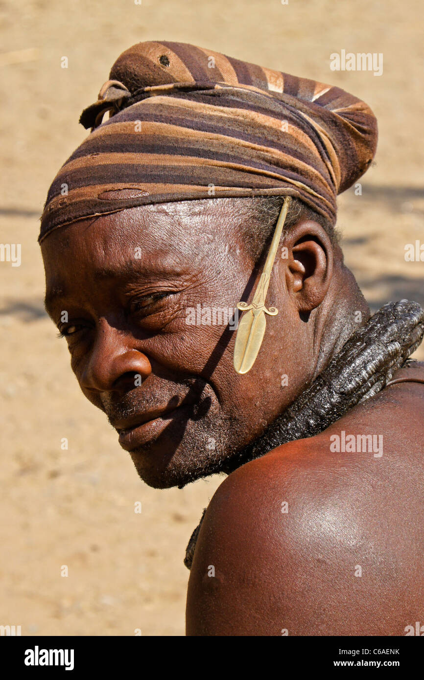 Capo Himba (clan leader) nel villaggio nei pressi di Opuwo, Namibia Foto Stock