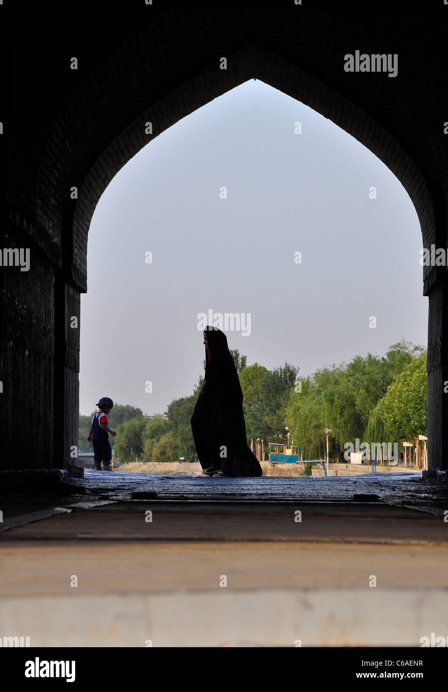 Una donna iraniana a piedi in pubblico indossando Chadar, Isfahan Iran. Foto Stock