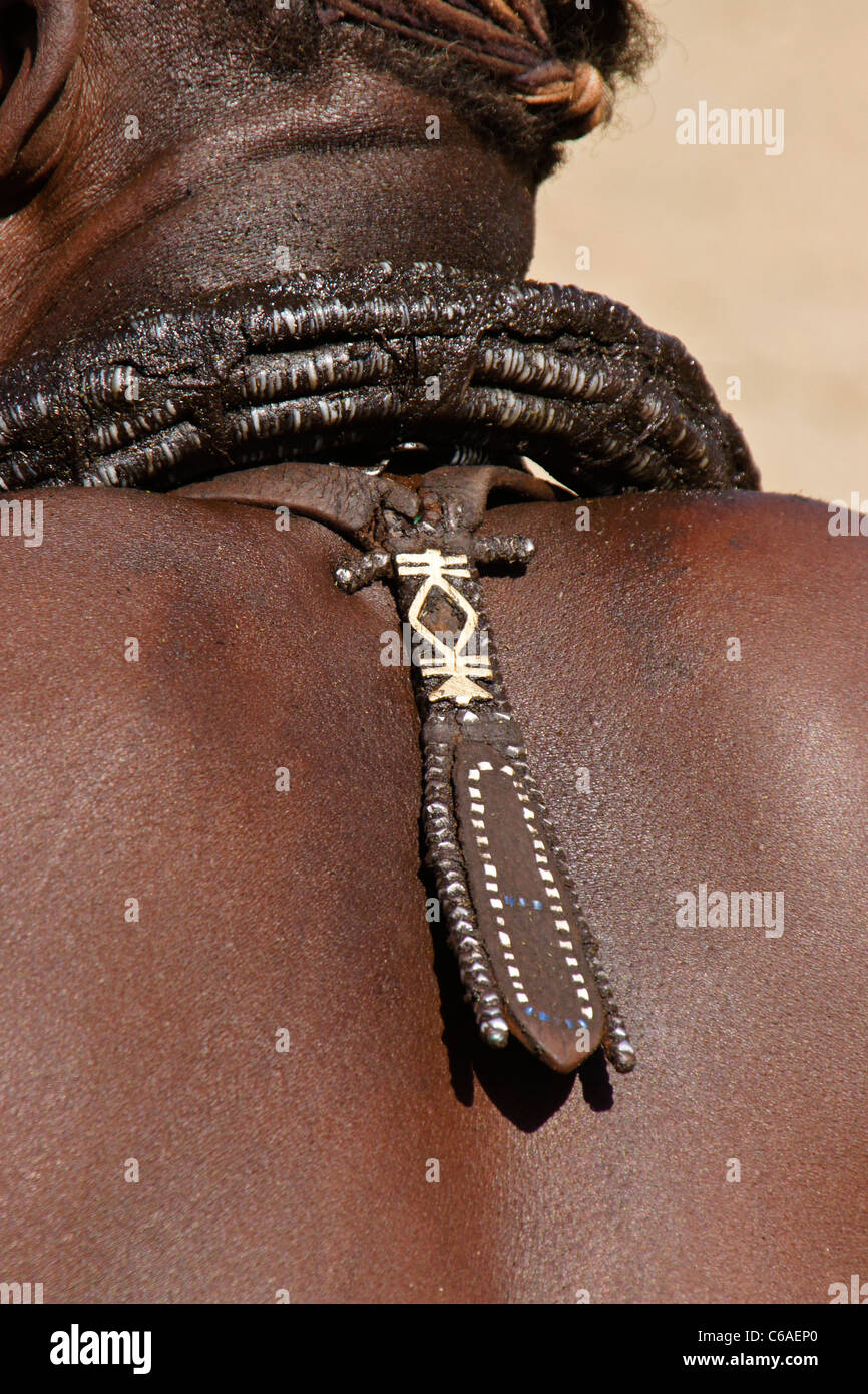 Ornamento del corpo su Himba capo villaggio (clan leader) vicino a Opuwo, Namibia Foto Stock