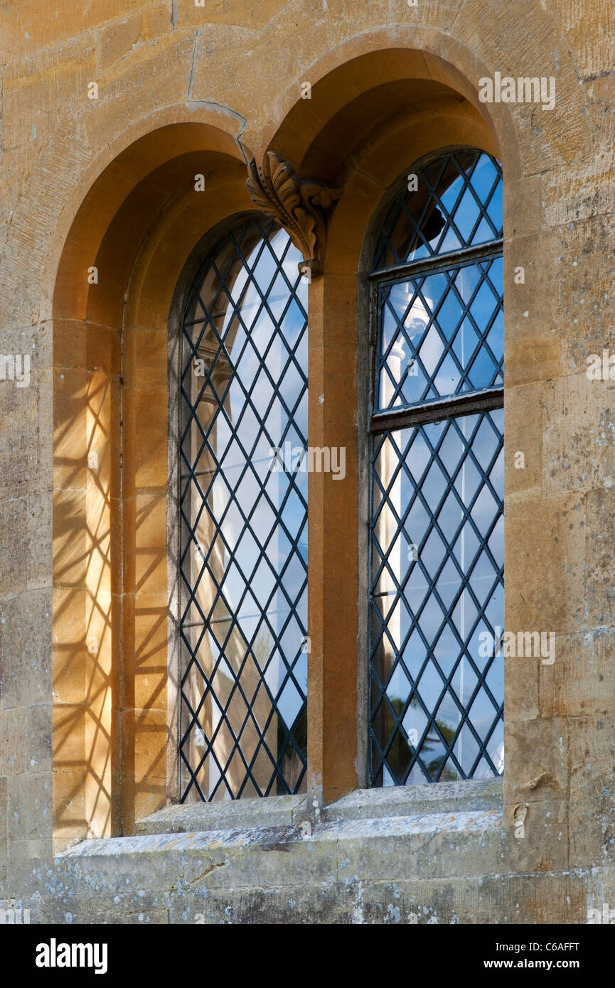 Chiesa arcuata windows presso la chiesa di Saint Mary, Batsford, Cotswolds, Inghilterra Foto Stock