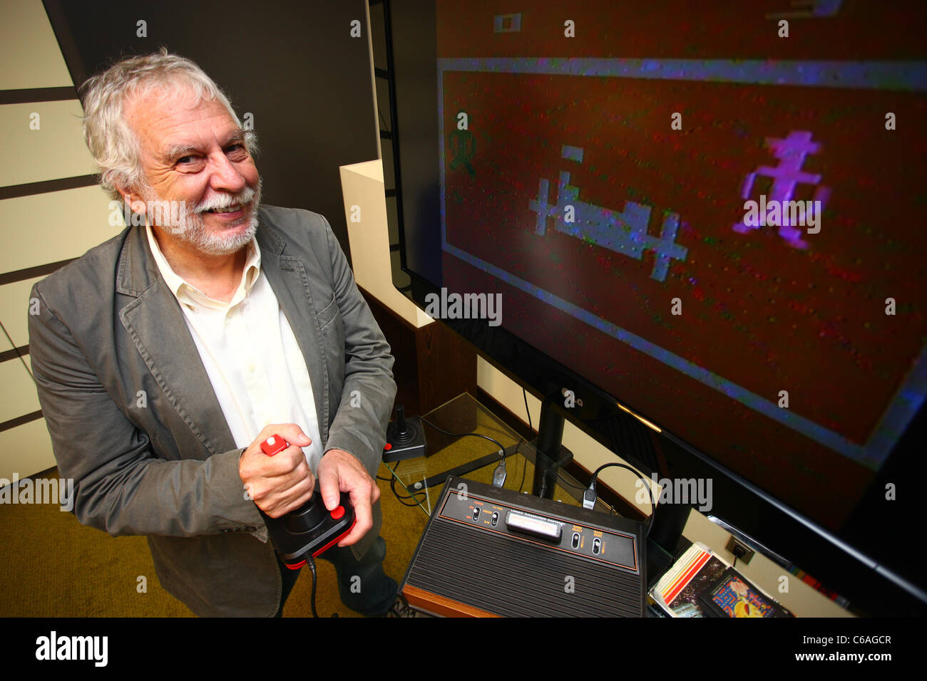 Atari fondatore Nolan Bushnell giocando con un Atari 2600 console per video game durante un colloquio presso Intercontinental Hotel. Foto Stock