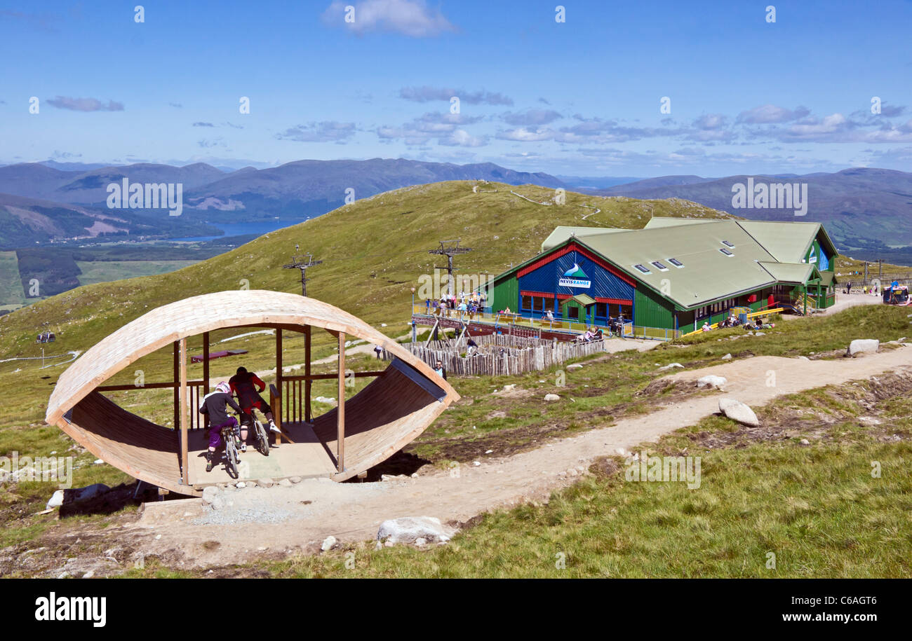 Bikers preparando a scendere Off Beat in discesa la via a Nevis top di gamma sulla stazione di Aonach Mor montagna vicino a Fort William Scozia Scotland Foto Stock