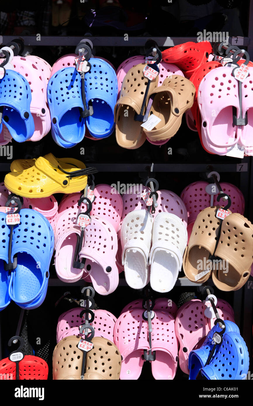 Moltitudine di sandali di gomma in vendita presso un negozio di vacanza Foto Stock