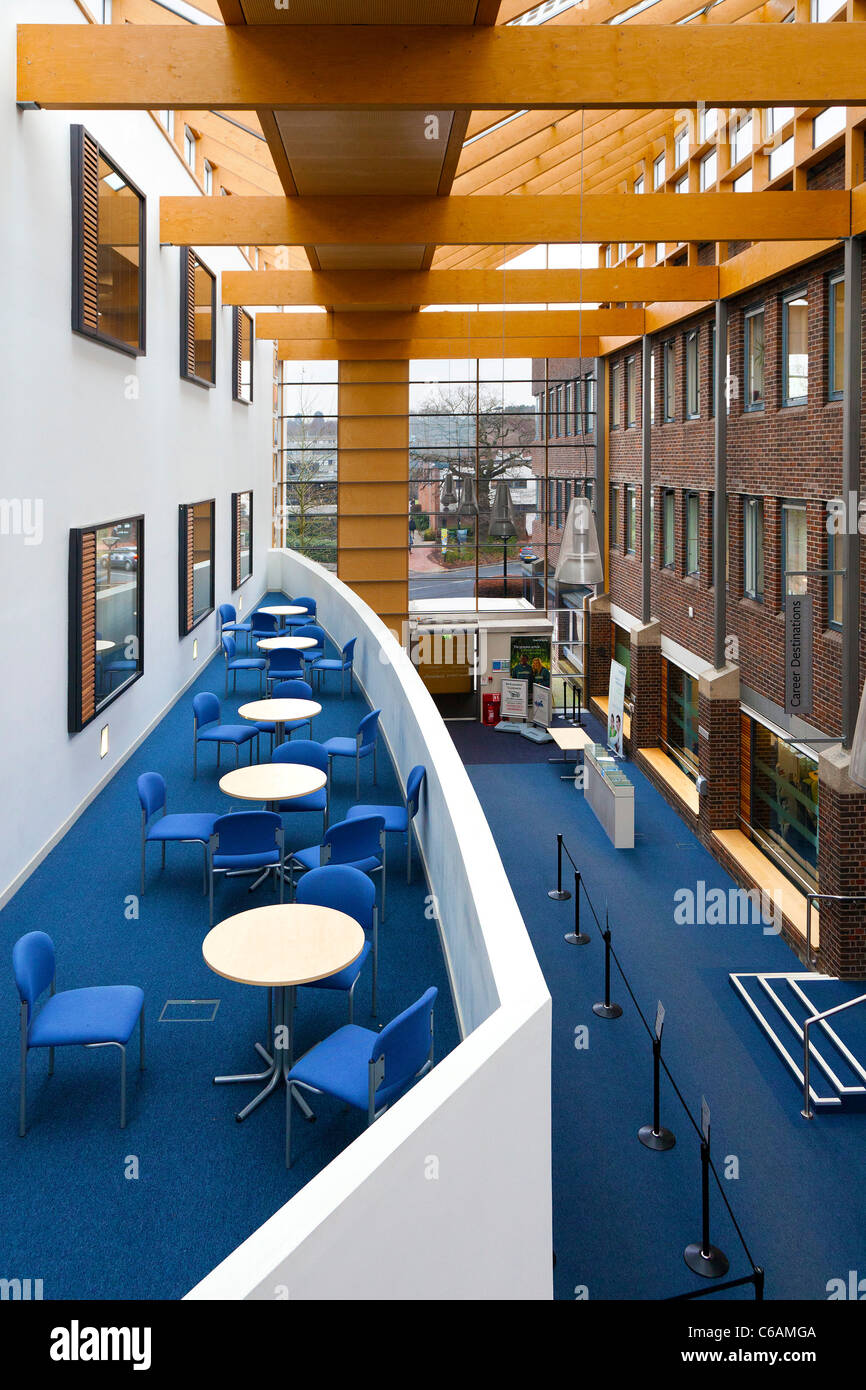 Pulire moderno interior area ricevimento George Thomas edificio con il PV atrium Università di Southampton Highfield campus legno Foto Stock