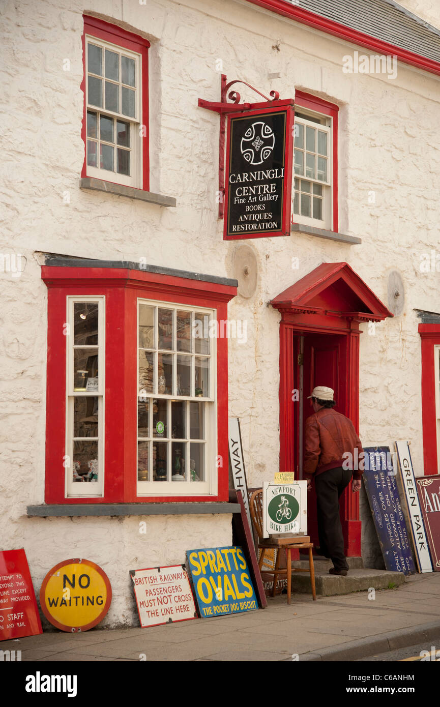 Vecchi segni di smalto in vendita al di fuori Carningli negozio di antiquariato, Newport Pembrokeshire Wales UK Foto Stock