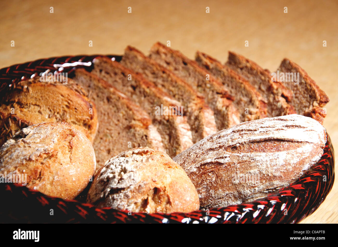 Pane integrale e panini in un cestello Foto Stock