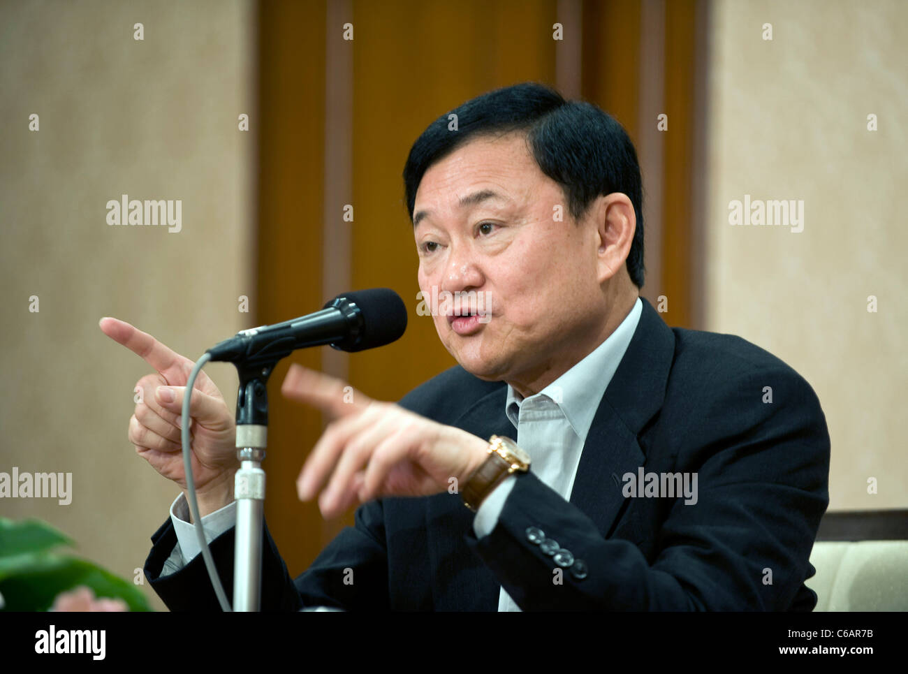 Thaksin Shinawatra, ex primo ministro della Thailandia, parla durante un colloquio di gruppo a Tokyo in Giappone il 23 agosto 2011. Foto Stock