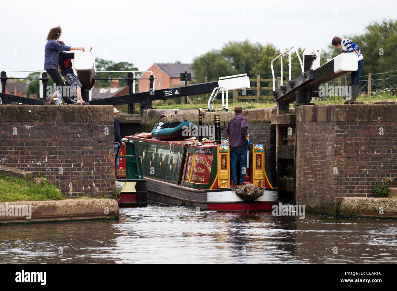 Barca stretta inserire il blocco porte a Zouch tagliato sul fiume Soar confinante Leicestershire e Nottinghamshire Foto Stock