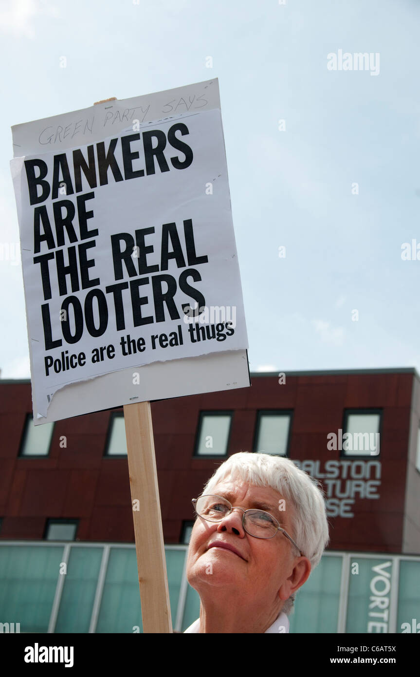 La pace marzo dopo i tumulti, Hackney. Donna di mezza età con targhetta dicendo banchieri sono saccheggiatori reale Foto Stock
