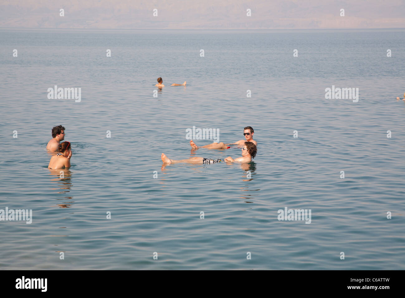 Persone nuotare nel Mar Morto, Israele Foto Stock