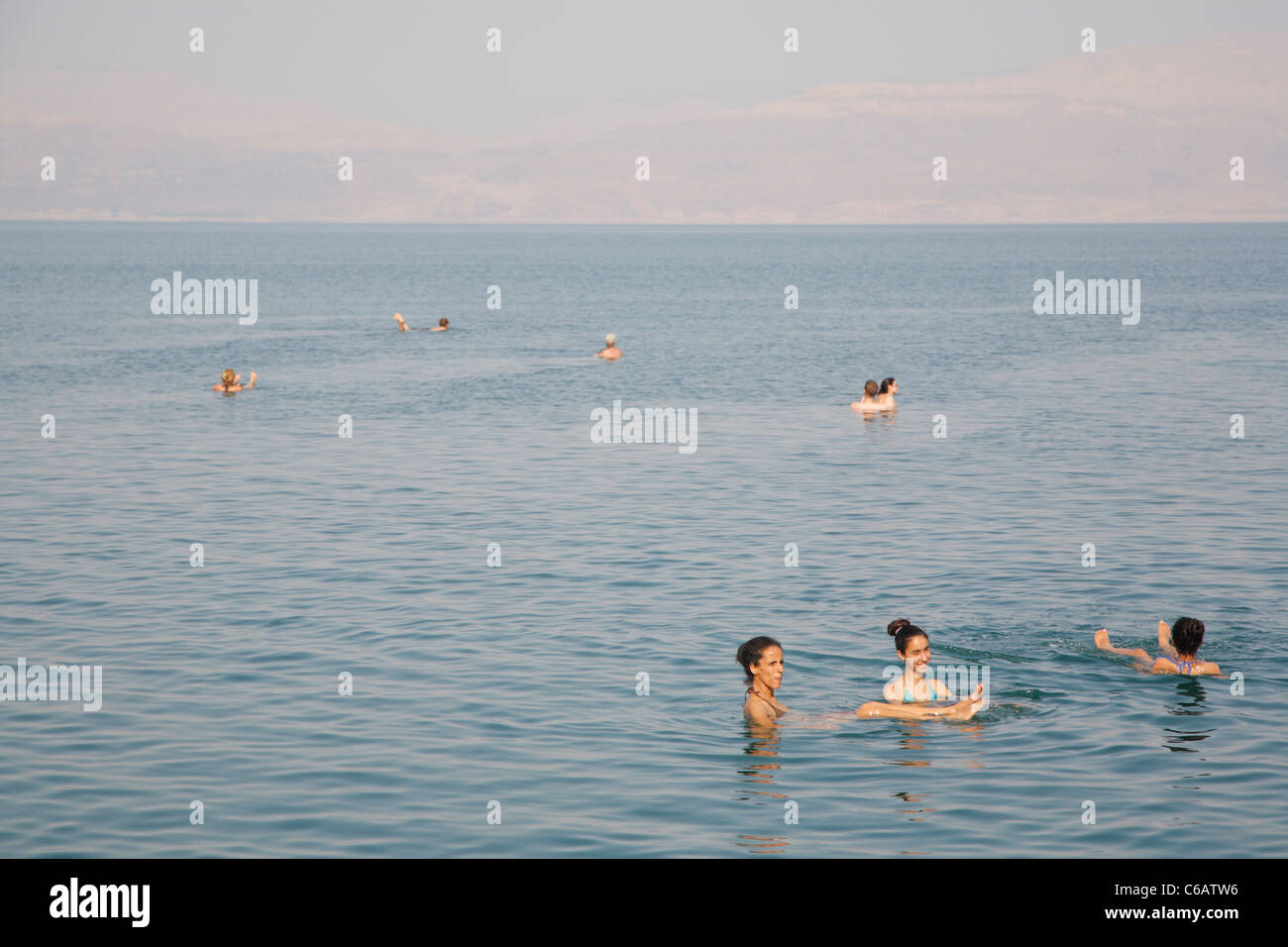 Persone nuotare nel Mar Morto, Israele Foto Stock