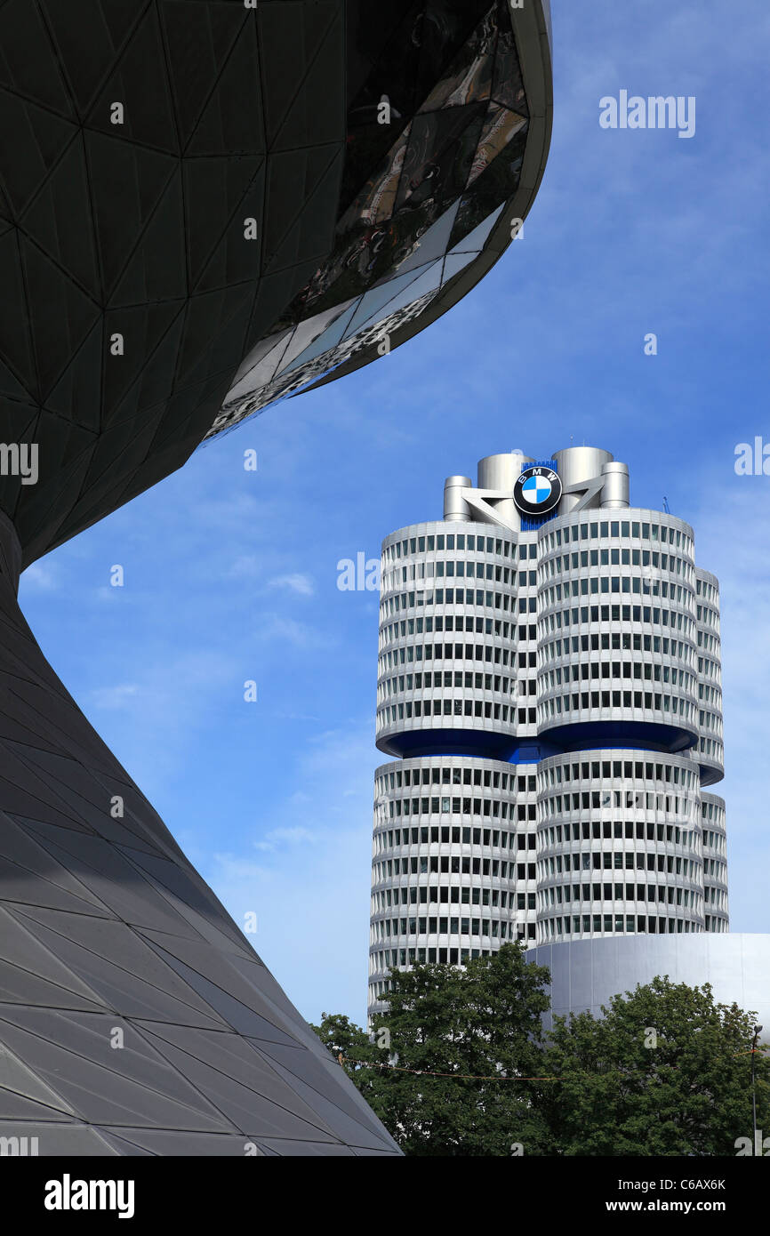 La sede della BMW tower, visto passato il BMW Welt (BMW World) edificio, a Monaco di Baviera, Germania. Foto Stock