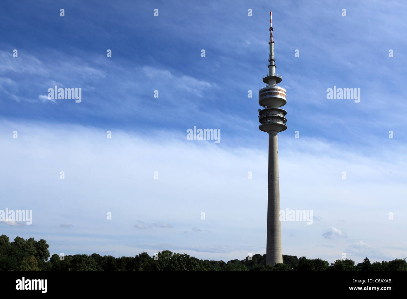 La Torre Olimpica (Olympiaturm), la torre televisiva (Fernsehturm), nel Parco Olimpico di Monaco, Baviera, Germania. Foto Stock