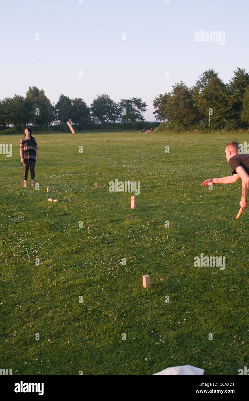 Il Kubb svezia svedese di gioco giochi tradizionali di persone giocare  giocare i giocatori outdoor bowling ferri di cavallo tattiche di abilità  tattica di esperti Foto stock - Alamy