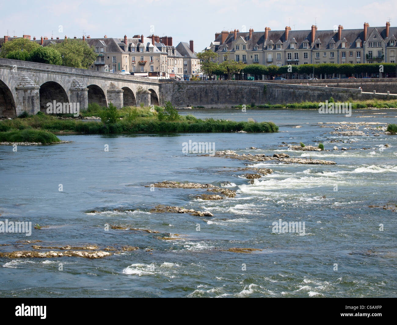 Il fiume Loira con vecchio ponte di Blois, Francia Foto Stock