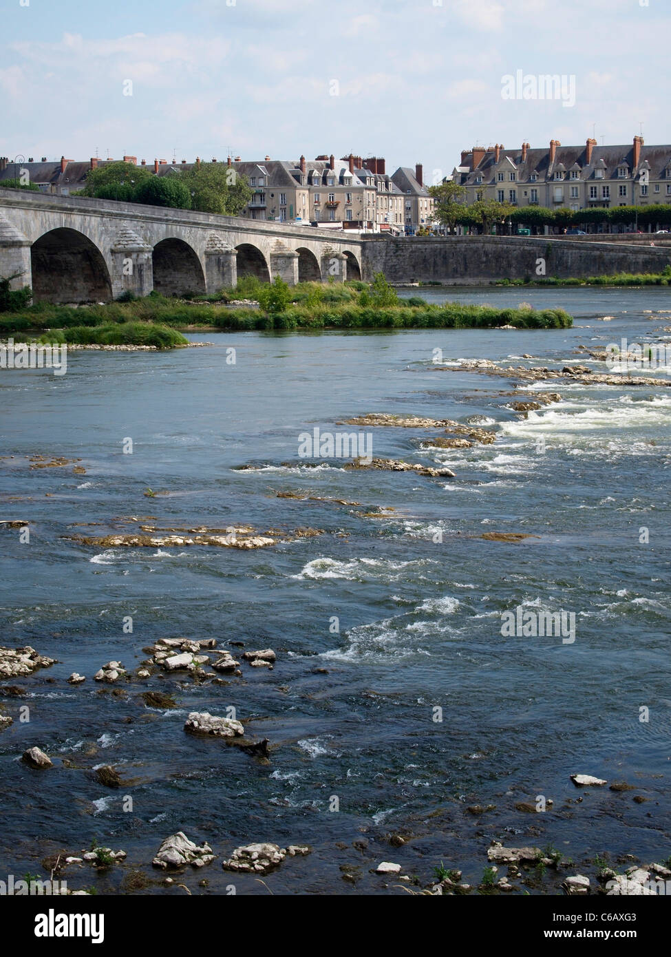 Il fiume Loira con vecchio ponte di Blois, Francia Foto Stock