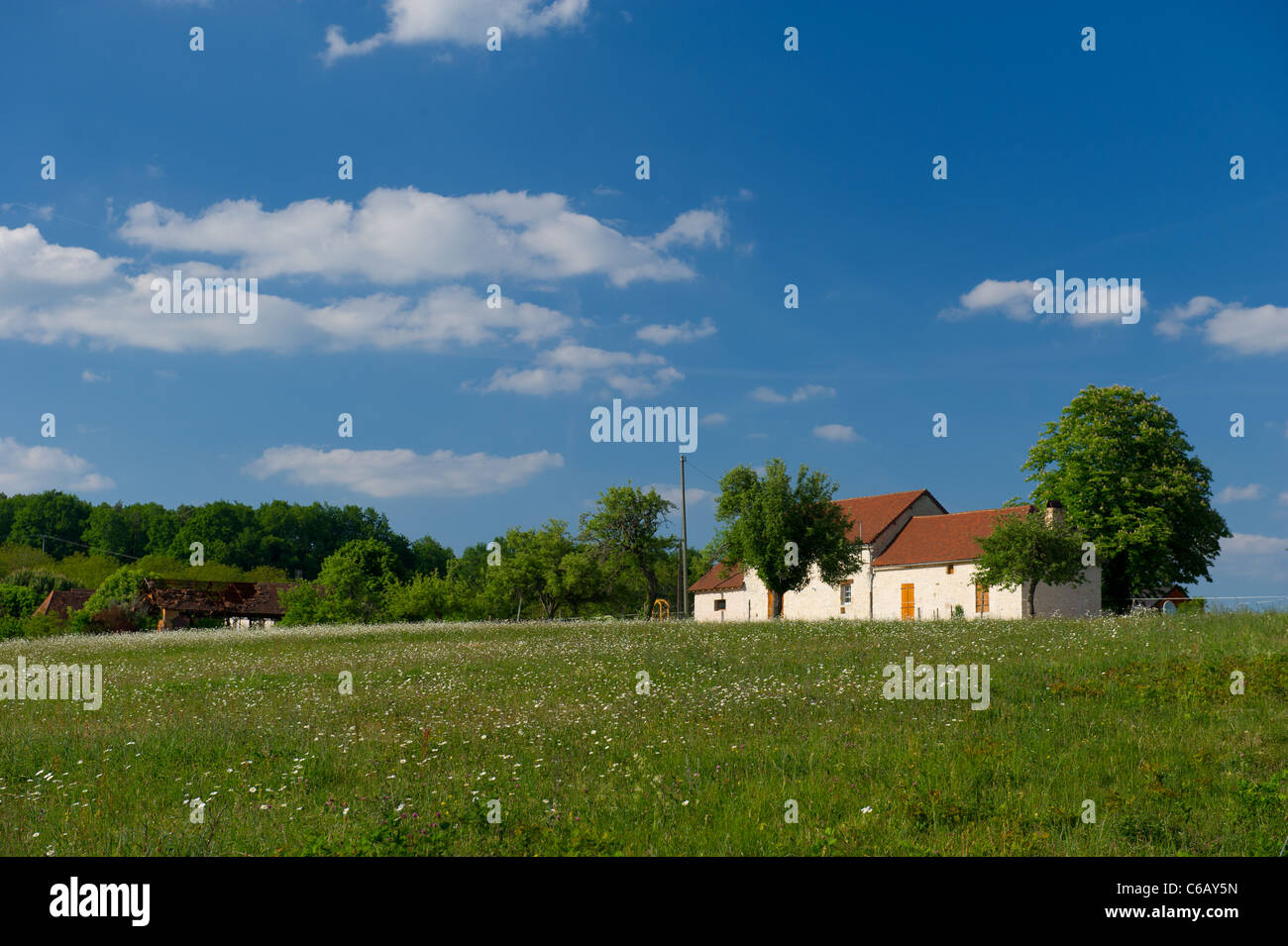 Il francese il paesaggio con le case e le verdi colline della Dordogne Foto Stock