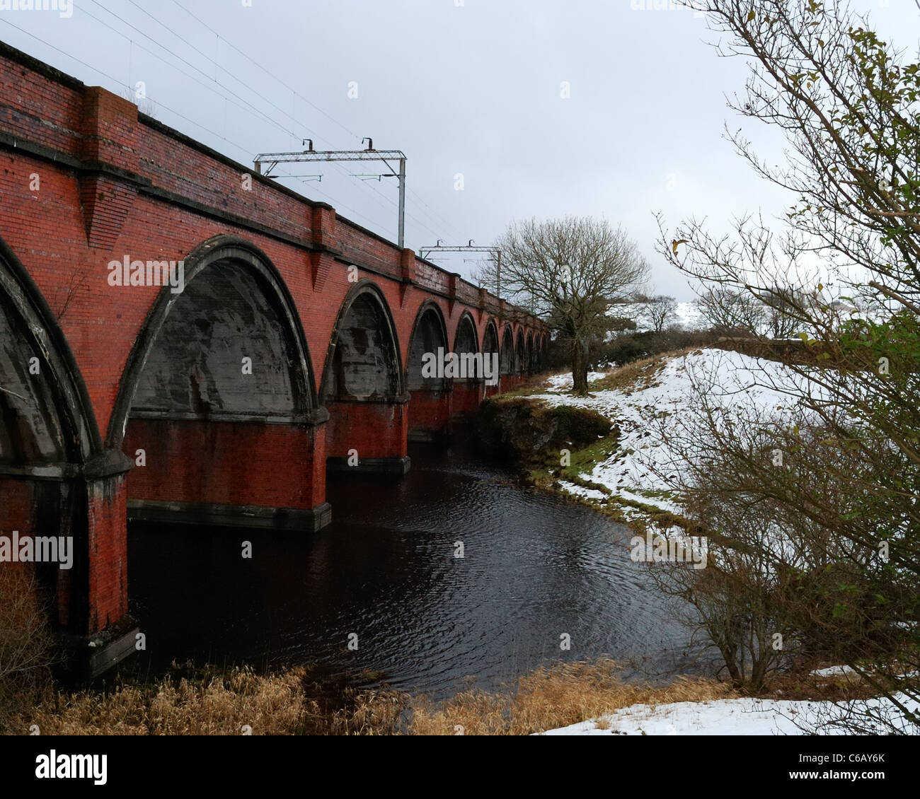 Il viadotto ferroviario e il sovraccarico dei fili elettrici Foto Stock