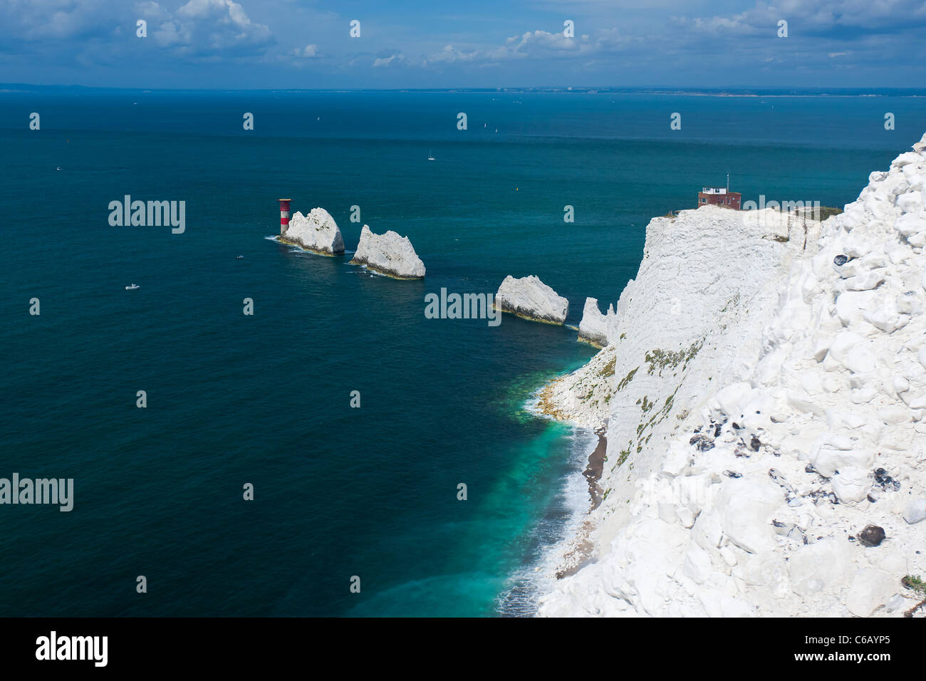 Gli aghi tre distintive di pile di creta nell'Isola di Wight e il faro Foto Stock