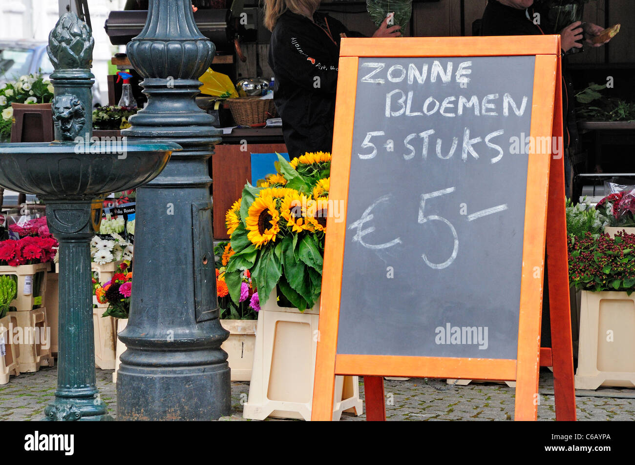 Maastricht, Paesi Bassi. Fiore segno di stallo 'Sunflowers, 5 per € 5' Foto Stock