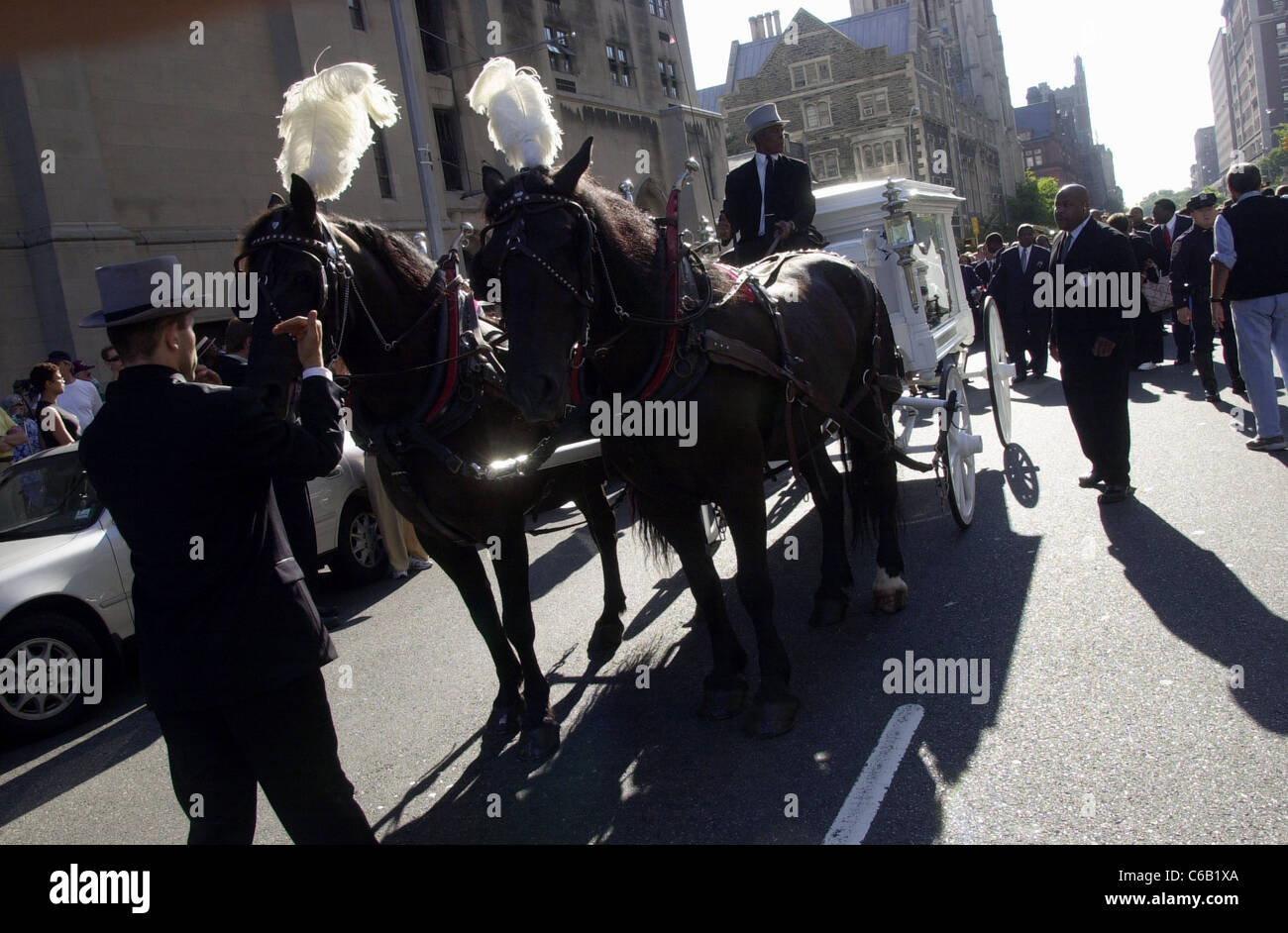 Centinaia di famiglia, tifosi e sostenitori a piedi in corteo funebre della leggenda del jazz Lionel Hampton il 7 settembre 2002 a New York Foto Stock