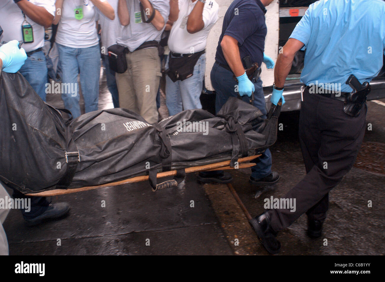 I lavoratori provenienti da NEW YORK ufficio del direttore medico esaminatore rimuovere tre corpi dopo un omicidio-suicidio Foto Stock
