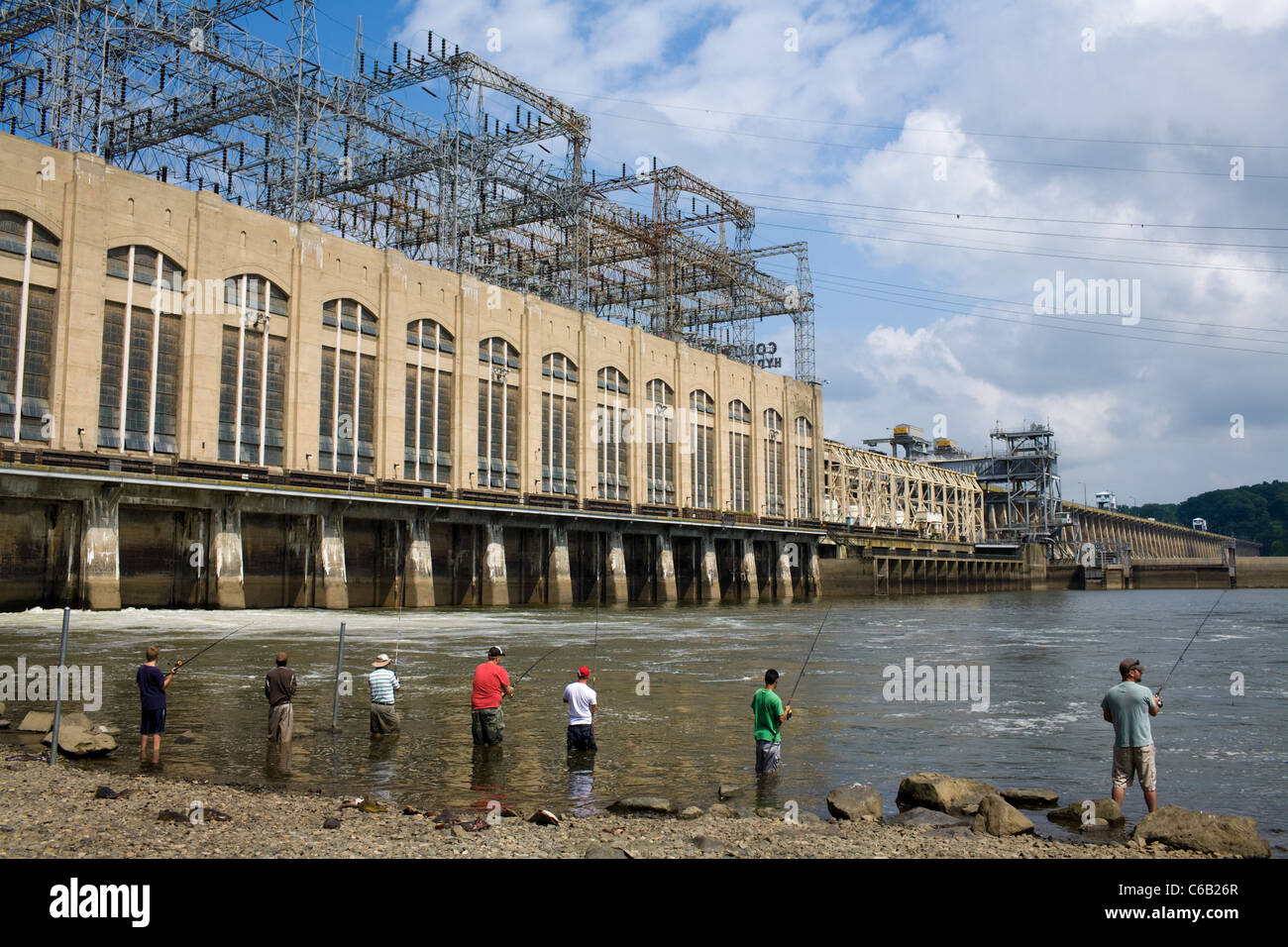 Gli uomini la pesca sotto Exelon Corp Conowingo della centrale idroelettrica sul fiume Susquehanna, Maryland, Stati Uniti d'America. Foto Stock