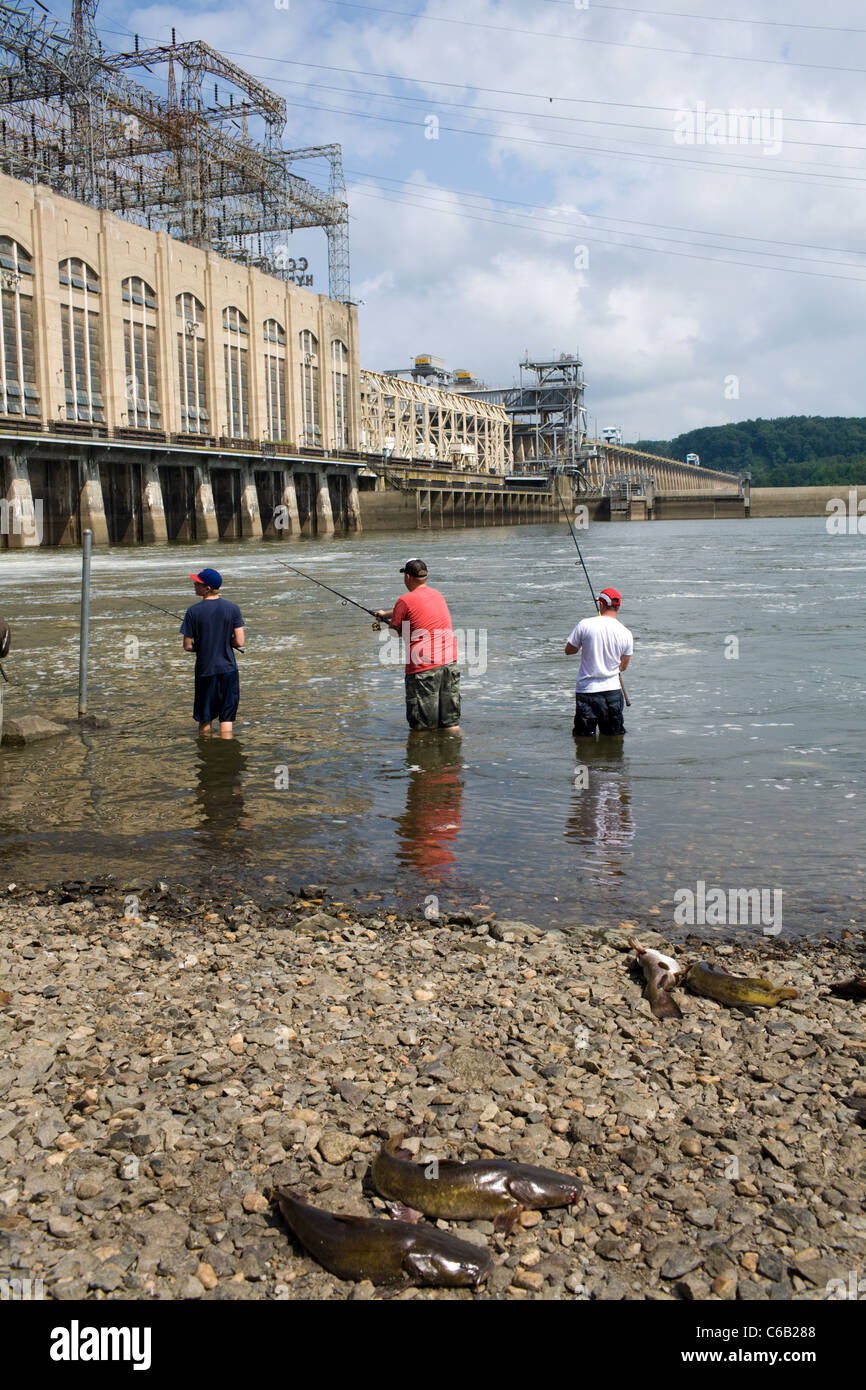 Gli uomini la pesca sotto Exelon Corp Conowingo della centrale idroelettrica sul fiume Susquehanna. Foto Stock