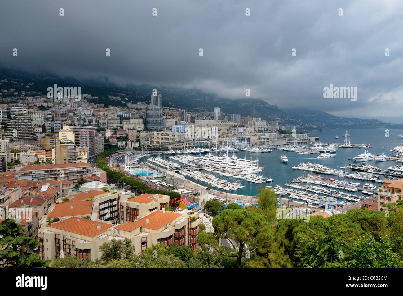 Vista del porto e del Monte Carlo - principato di Monaco sulla costa mediterranea Foto Stock