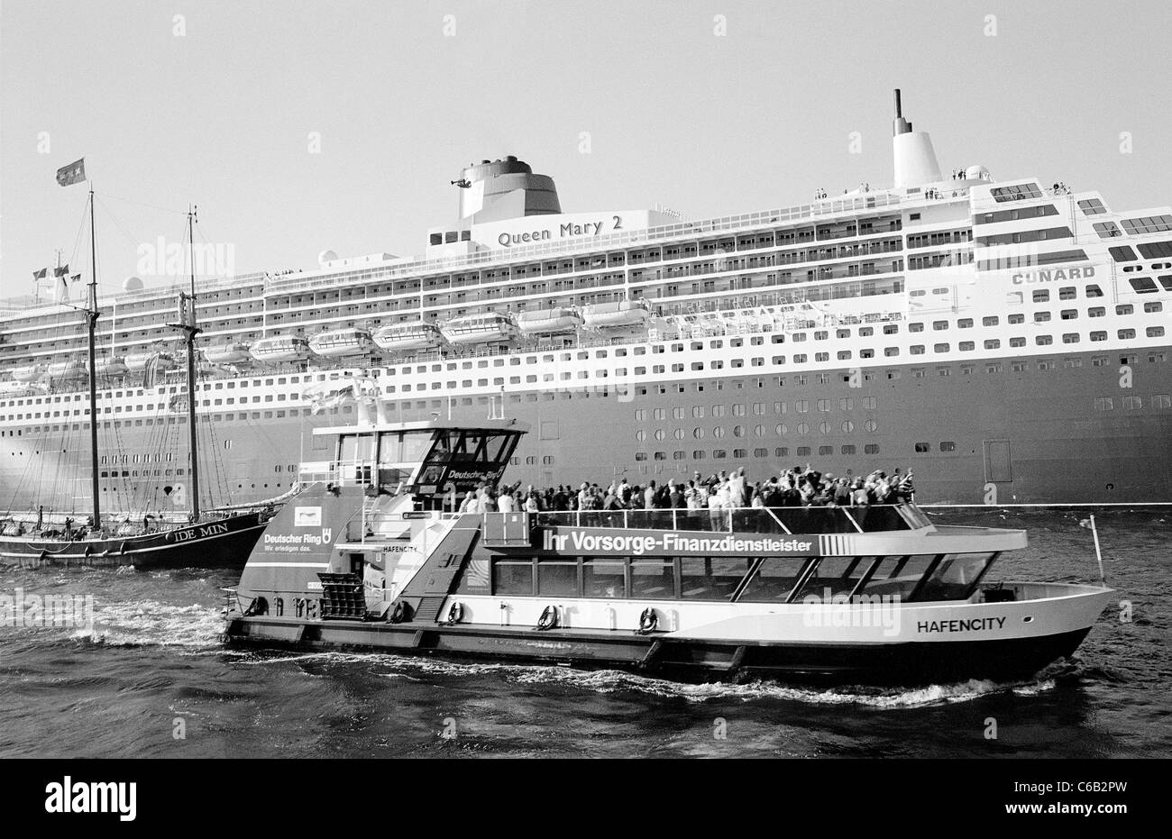 Traghetti HADAG passando Cunard la Queen Mary 2 durante la 822nd anniversario del porto di Amburgo. Foto Stock