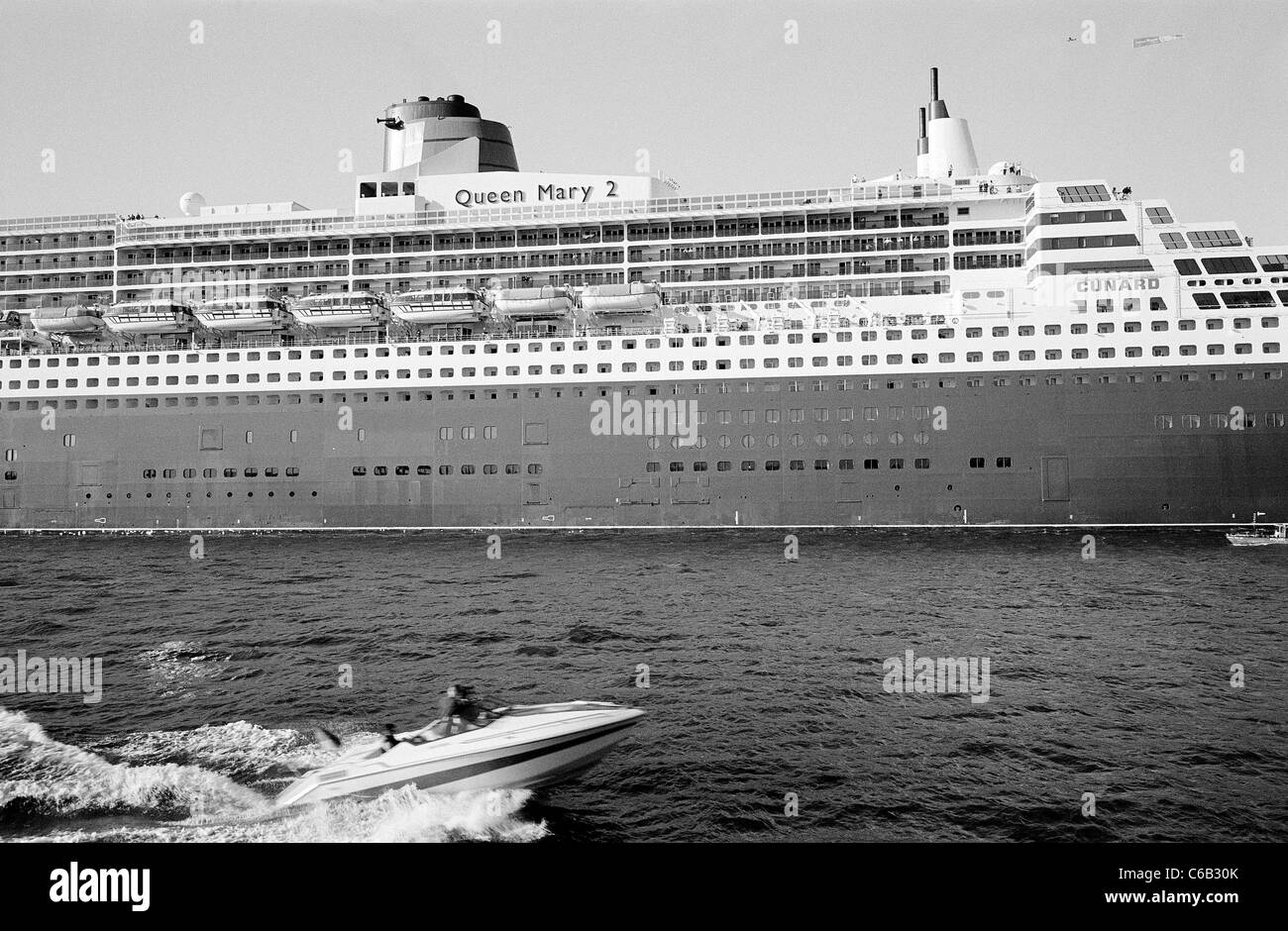 Cunard la Queen Mary 2 durante la 822nd anniversario del porto di Amburgo. Foto Stock