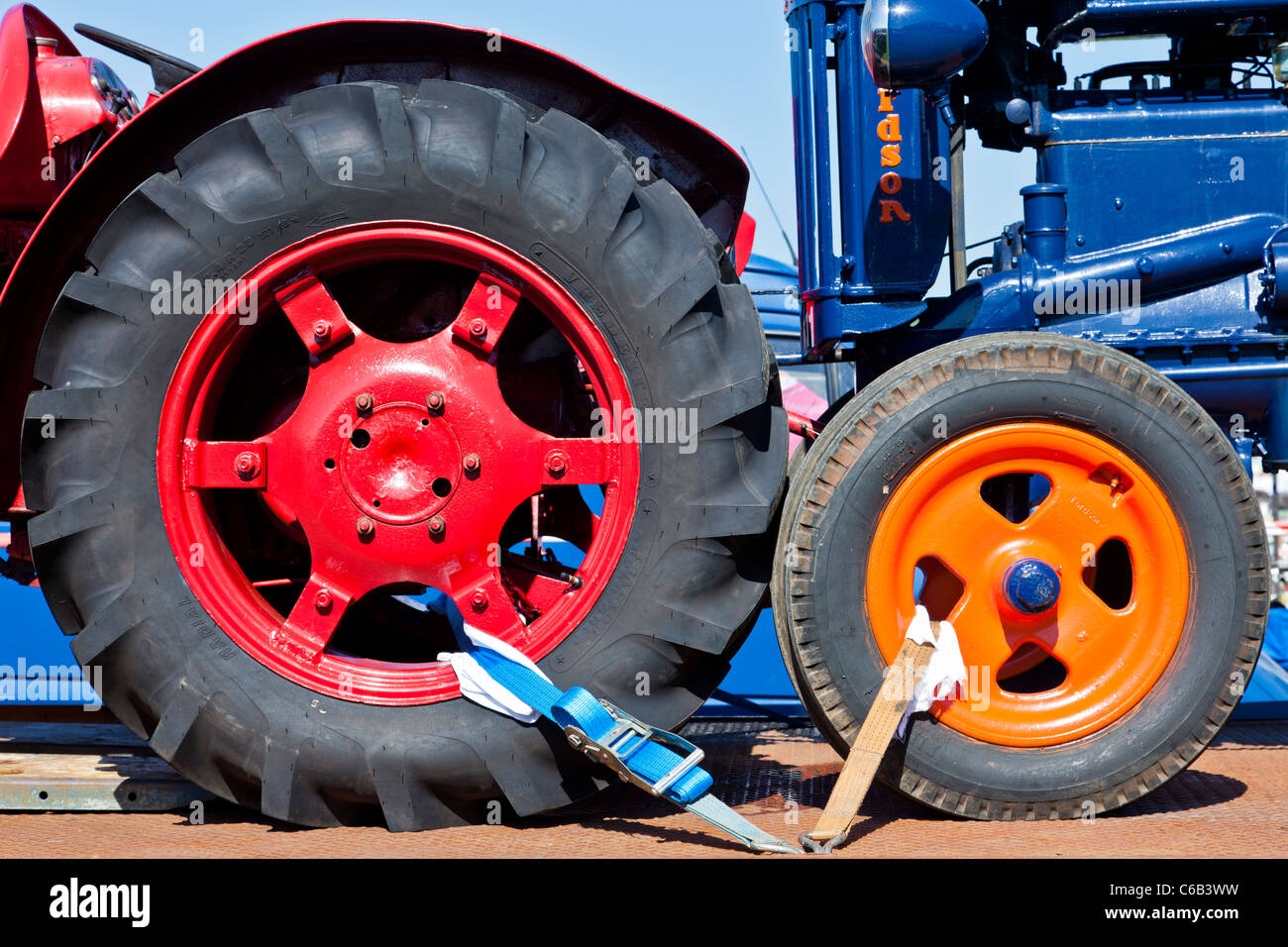 Coppia di ruote del trattore, di grandi e piccole Foto Stock