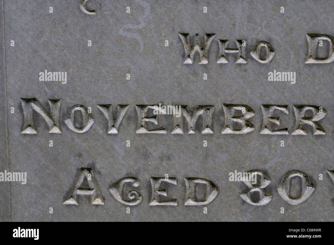 Novembre del dettaglio di una lastra tombale di ardesia, Leicestershire, Regno Unito Foto Stock